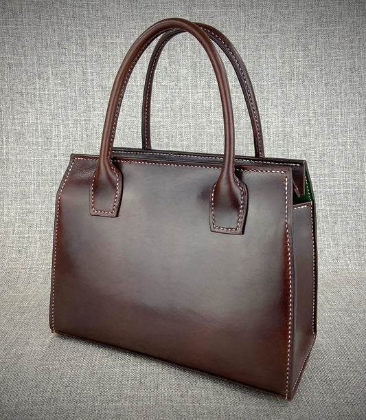 Handcrafted full grain vegatable leather handbag made in New Hampshire, USA. Fully lined with full grain vegatable tanned leather, solid brass hardware, 100% hand stitched, Riri zipper.